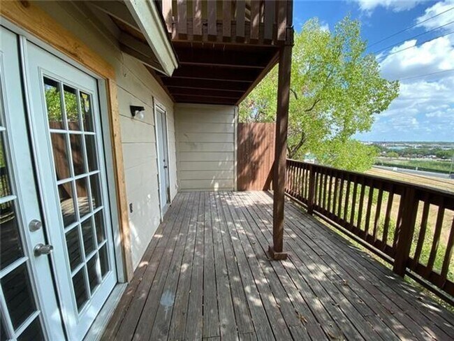Building Photo - 1711 Burton Dr Unit B