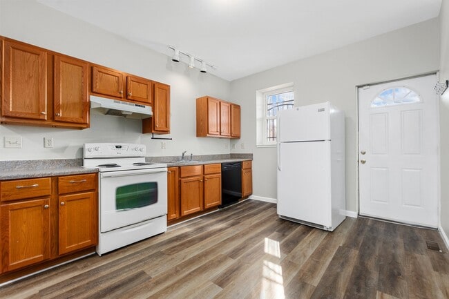 Kitchen with door to patio - 3452 Humphrey St Unit B