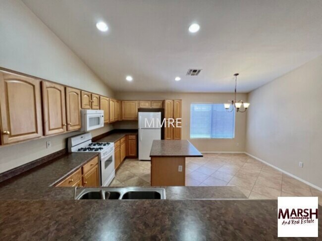Photo - Very nice 3 bedroom home with a den in Pow...