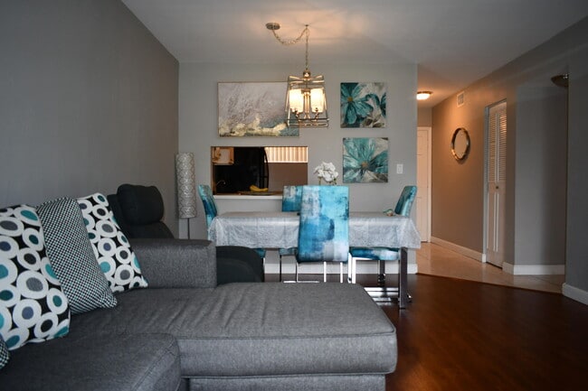 Building Photo - 2721 Garden Dr N Unit 202
