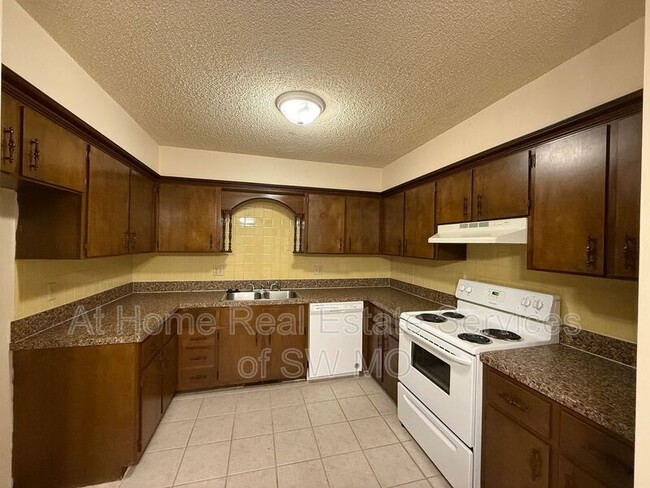 Building Photo - 2949 S Dayton Ave Rental