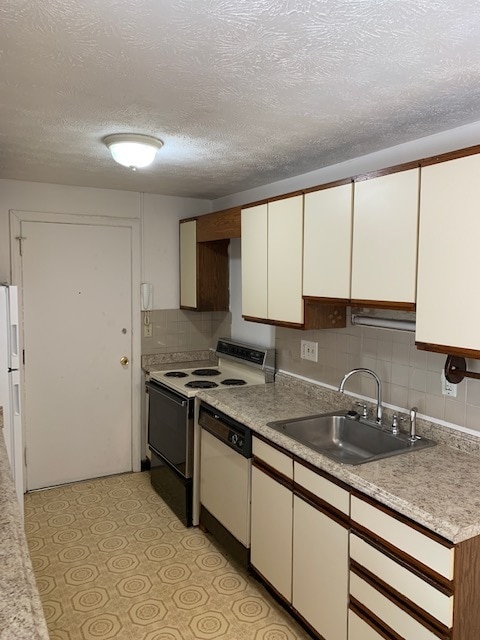 Kitchen - 1196 Middle Tpke W Unit C-1