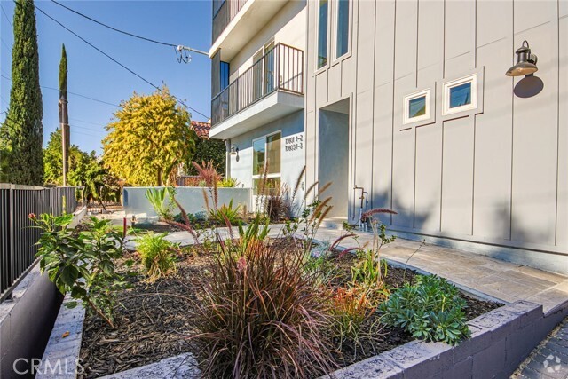 Building Photo - 10801 Kling St Rental