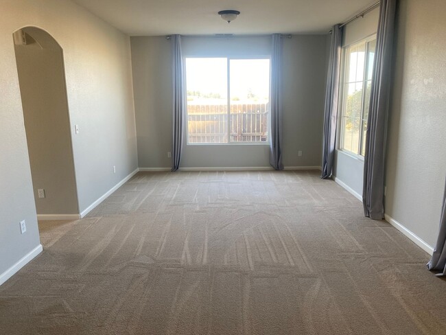 Photo - 5 bedroom 3 bathroom in Hanford!