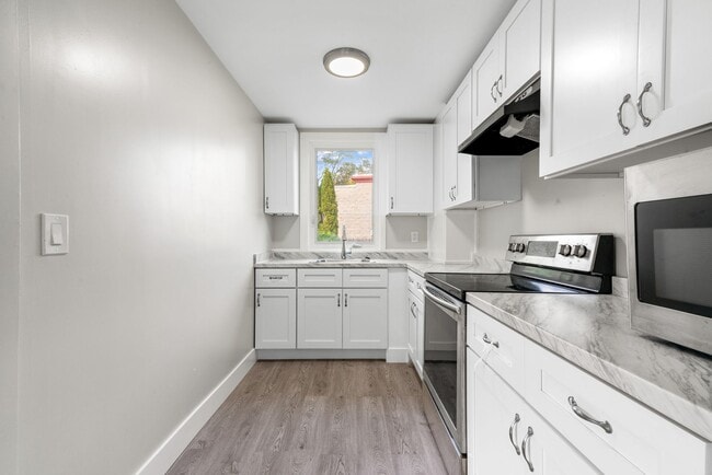 Photo - Spacious 3-Bedroom Home with Sunroom & Off...