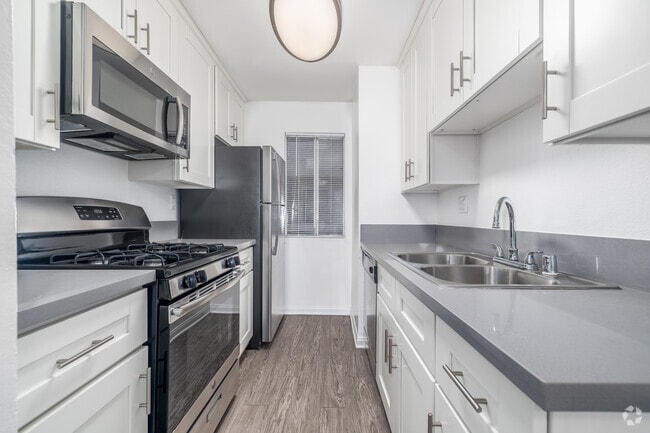 2BR, 2BA - 975SF - Kitchen