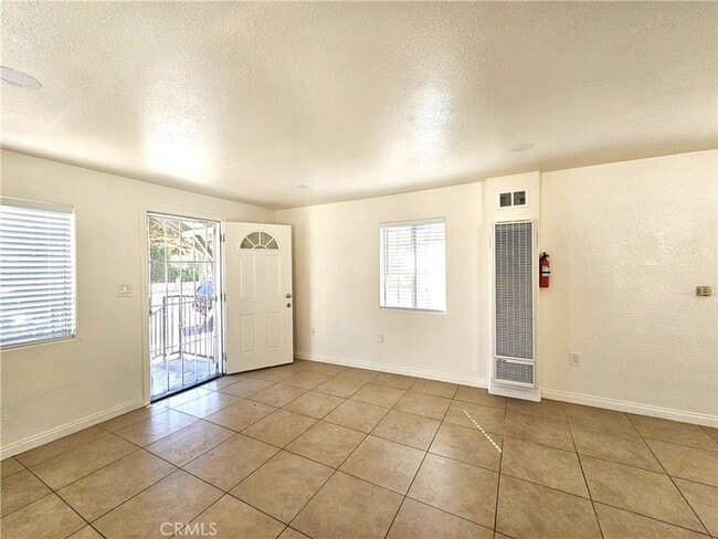 Photo - 654 W 21st St