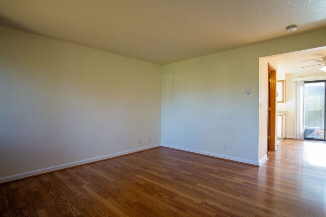 Photo - Updated Townhouse with Garage, Patio, DW, WD + FIREPLACE!! Unidad 06