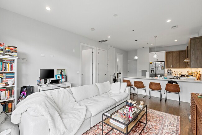 Photo - 2217 W Madison St Unidad 210