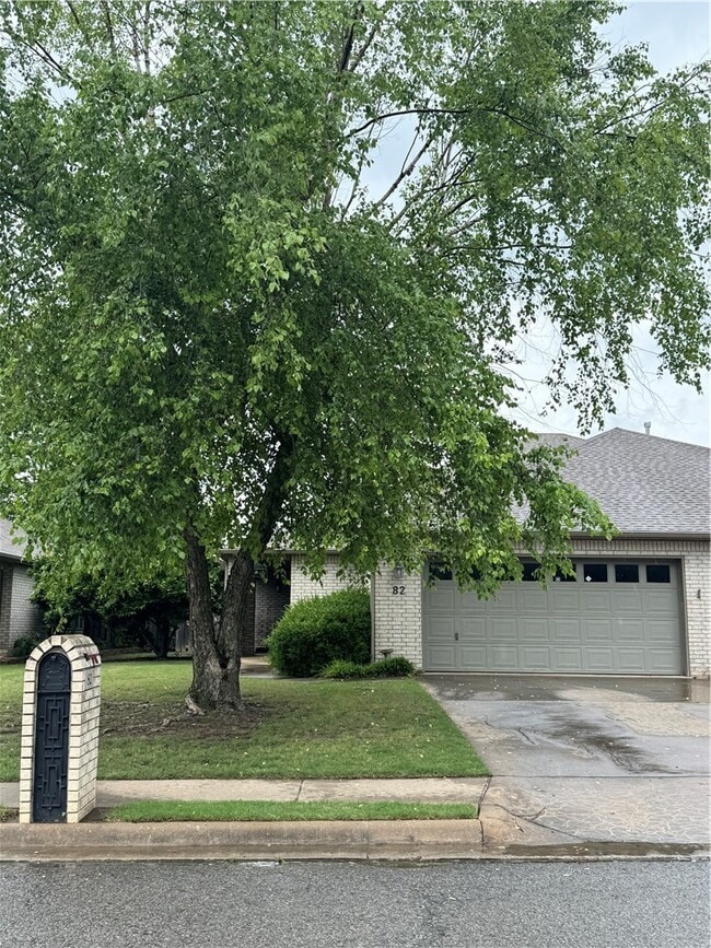 Building Photo - 82 E Cydnee St