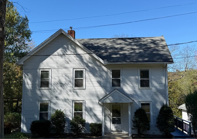 Building Photo - 227 Railroad St Unit 1
