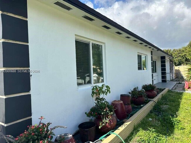 Photo - 2458 Plunkett St