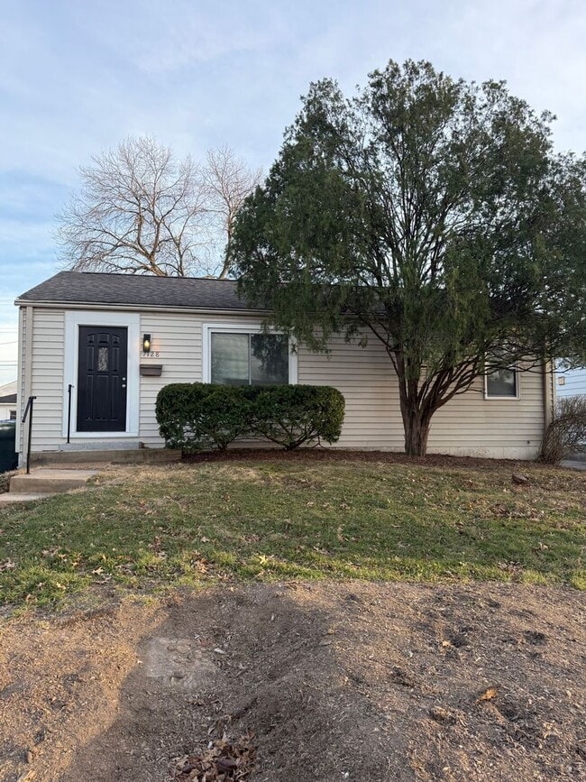 Building Photo - Private Charming Home!