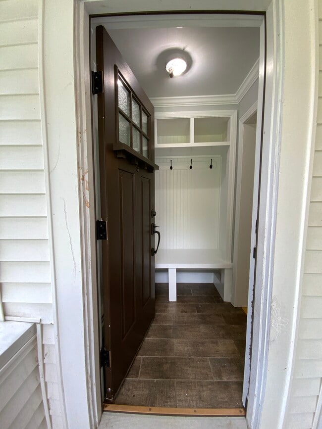 Private separate entrance - 230 School St Unit 1