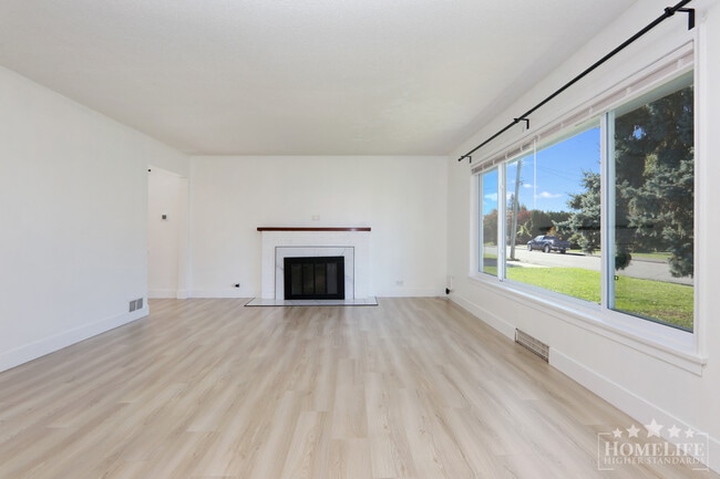 Photo - Charming & Spacious 4-Bedroom Character Ho... Unit House