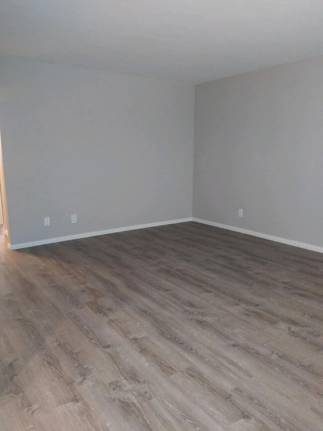 Building Photo - 3686 Third Avenue Unit 8