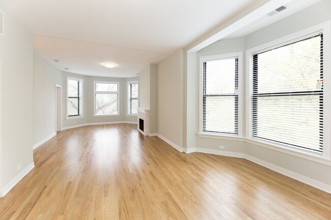 Photo - 2922 W Logan Blvd Unidad 2W