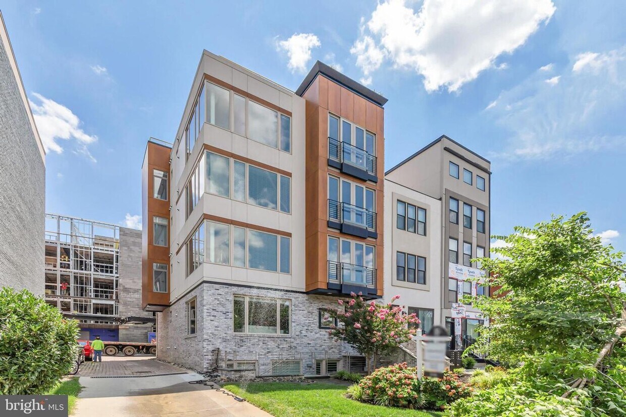 Sunny & Spacious NoMa penthouse with off-s... - Sunny & Spacious NoMa penthouse with off-s...