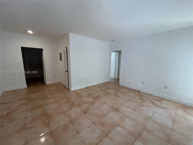 Photo - 8321 Crespi Blvd Unidad 1