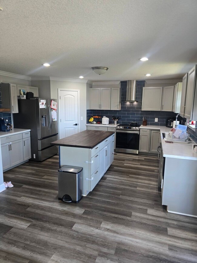 Photo - 504 Wyckfield Way