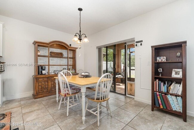 Photo - 904 Old Country Rd S E