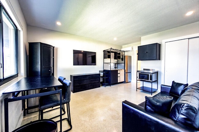 Building Photo - 47 NE 16th Pl Unit 3