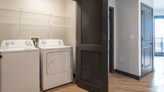 1BR,1BA,-693SF