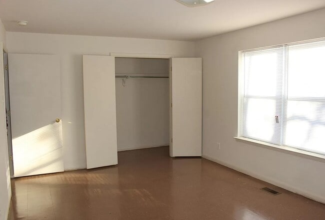 Photo - 885 N 42nd St