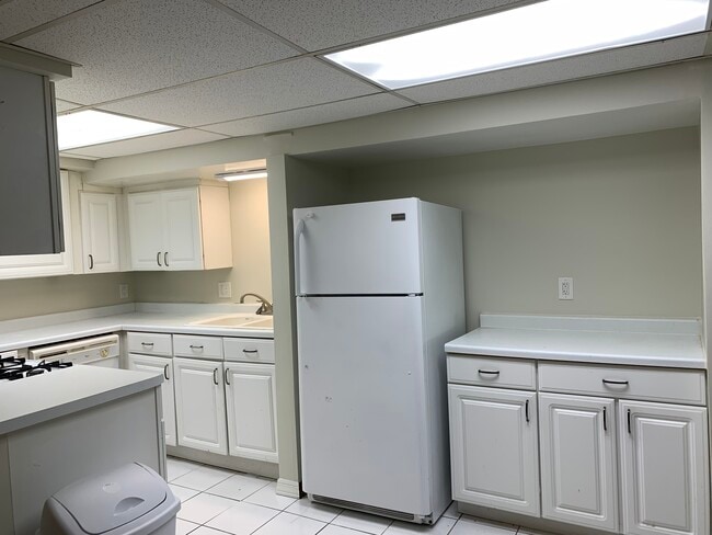 Kitchen - 1321 W Thorndale Ave Unit 1 Garden