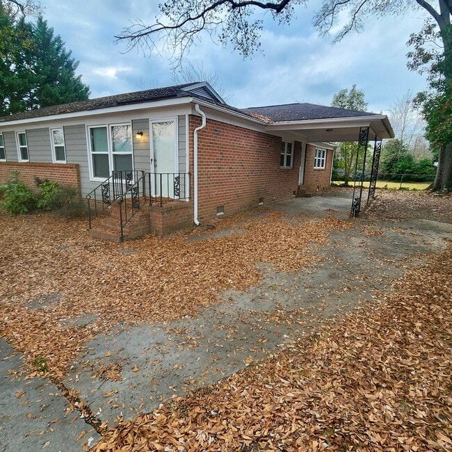 Photo - 703 Ikes Rd