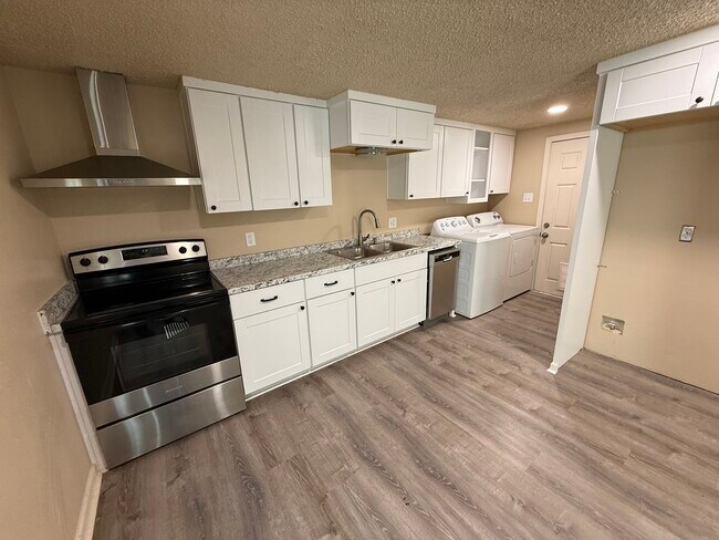 Cocina totalmente renovada con electrodomésticos nuevos. - 760 Wayne Ave