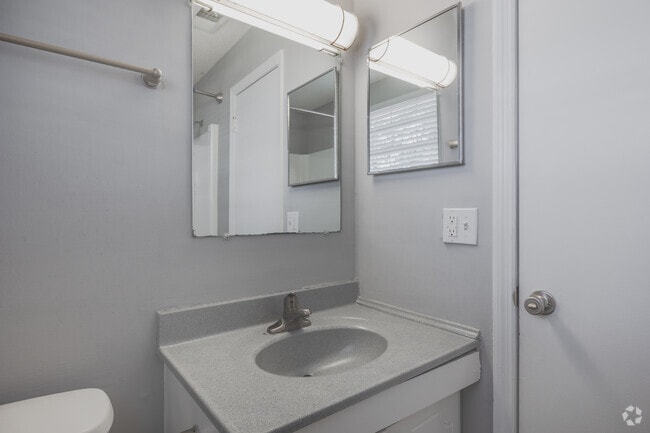 2BR, 1.5BA Townhouse - 980SF - Primary Bathroom