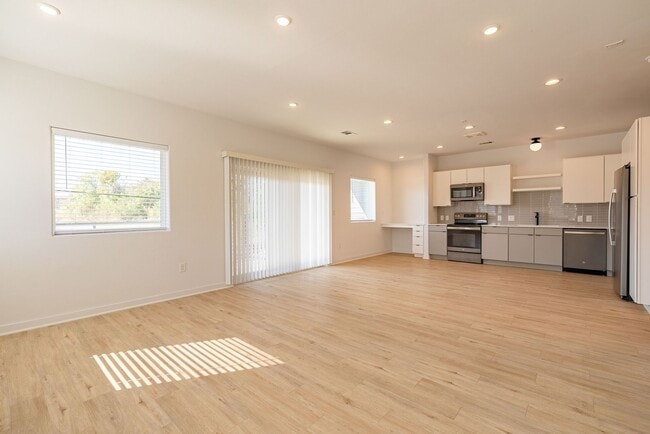 Photo - Stylish and Spacious 2 Bedrooms, 2 Bathrooms Condo for Rent in Little Ford!!!