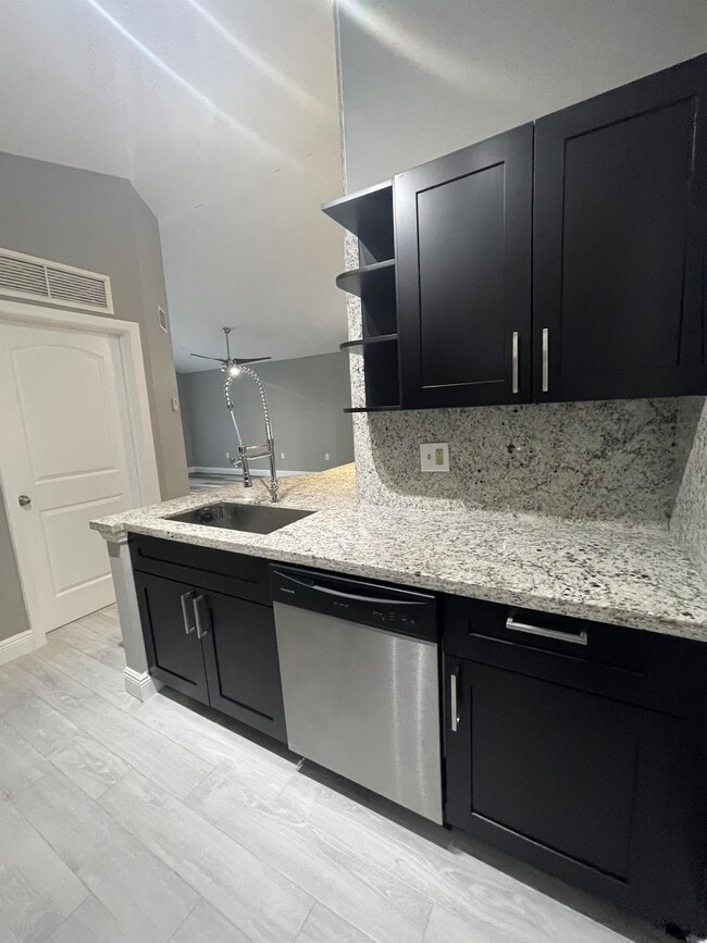 Photo - 2820 N Oakland Forest Dr