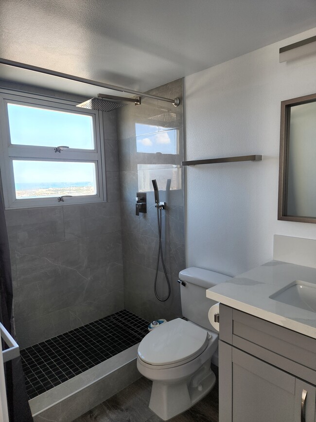 Master bathroom - 215 N King St Unit 2101