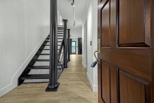 Photo - 992 Neil Ave