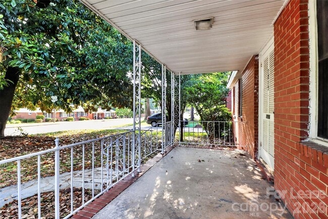 Photo - 1813 Lasalle St