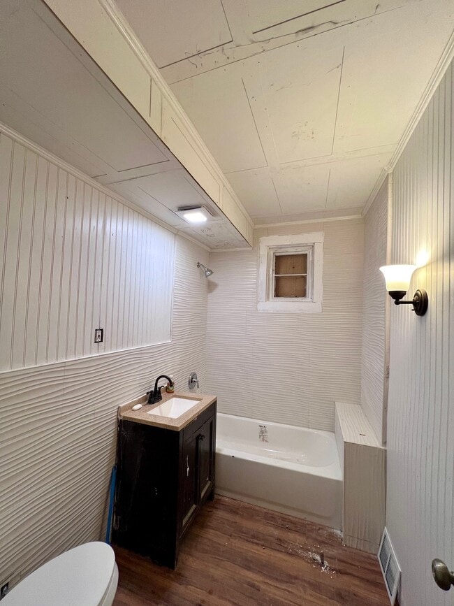 182 Rose St Unit Lower