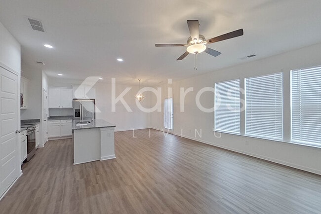 Photo - 103 English Oak Ln