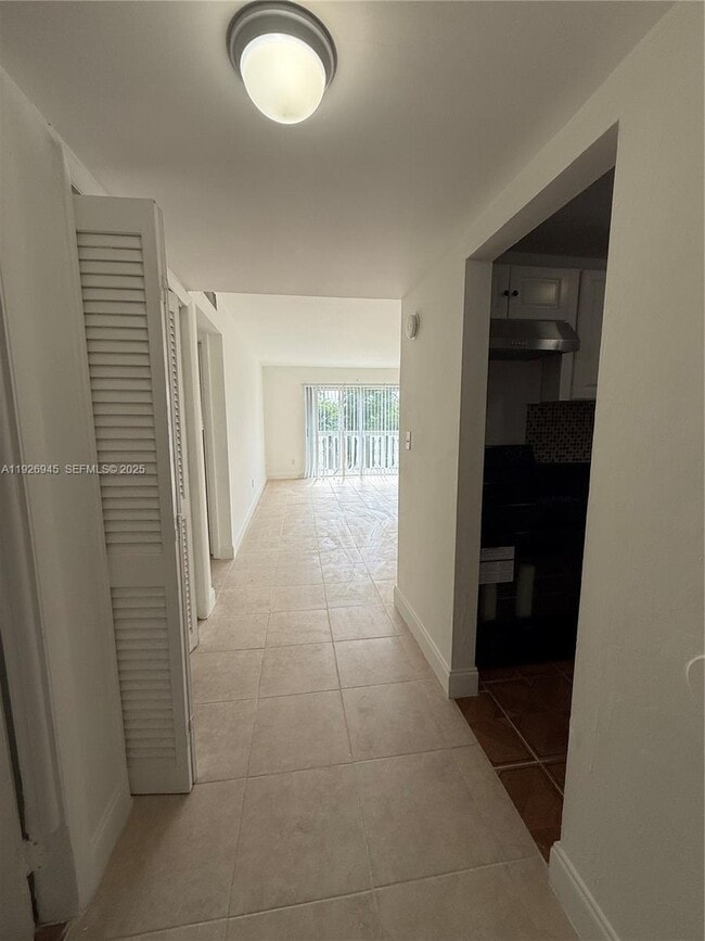 Building Photo - 15205 NE 6th Ave Unit D306