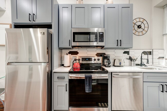 Building Photo - 1927 N 33rd St Unit B - Studio