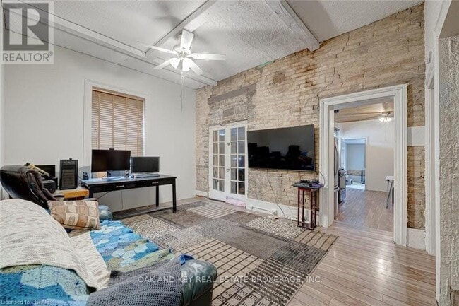 Photo - 416 Simcoe St