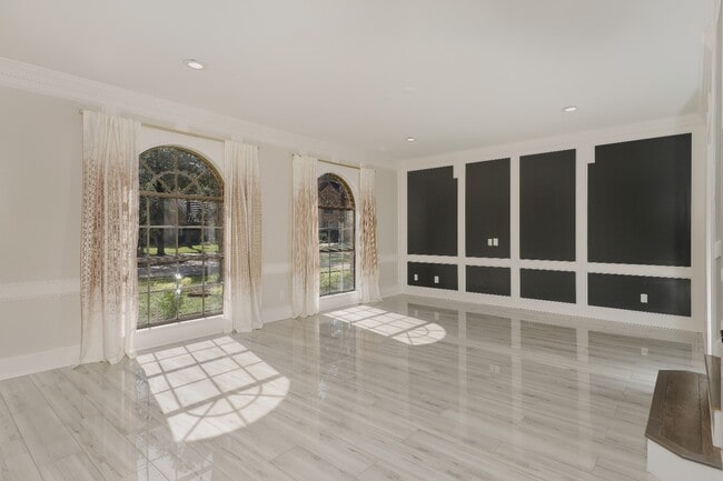 Photo - 24 Hornsilver Pl