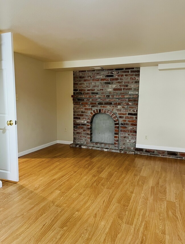 Photo - 2071 Clinton Ave Unidad Large Light filled Lower