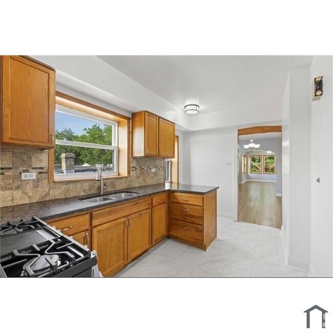 Building Photo - 5639 N Artesian Ave Unit 1 Rental