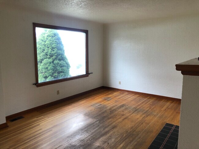 Photo - 735 NW Gary St