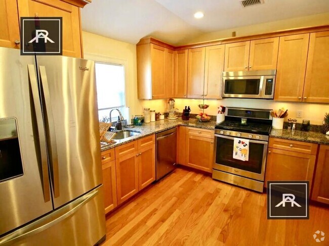 Building Photo - 4 bedroom in Newton MA 02458 Rental