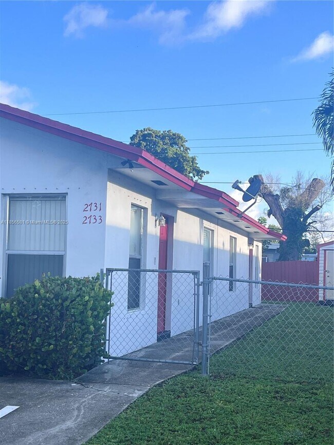 Building Photo - 2731 NW 13th Ct Unit 2731 Rental