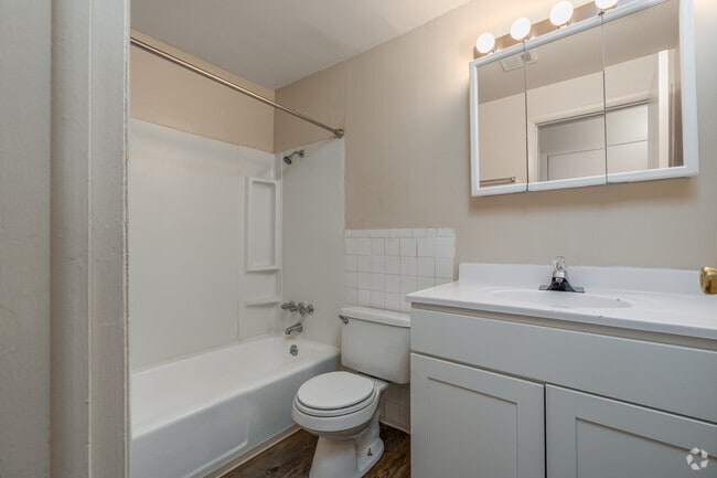 2BR, 1BA - 925SF - Bathroom