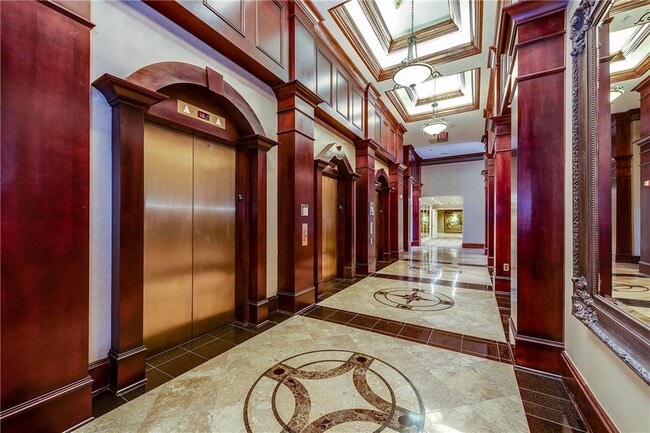 Photo - 3334 Peachtree Rd NE Unidad 1902